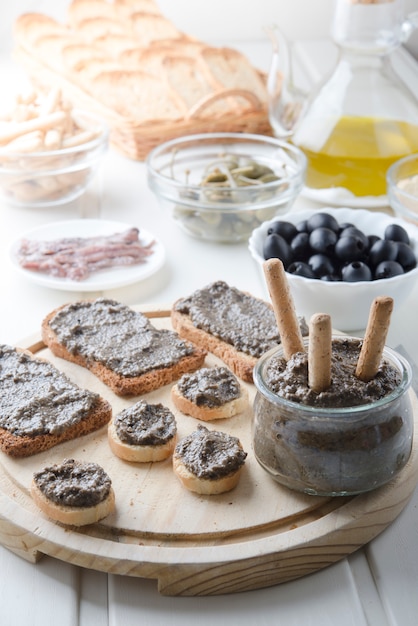 Pane tostato con patè di olive