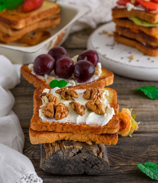 Pane tostato con ricotta e noci