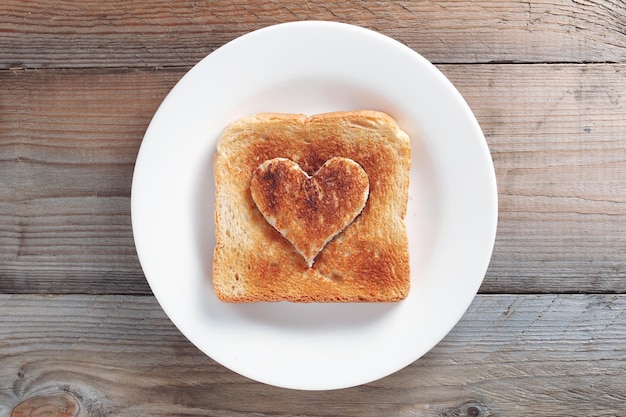 Pane tostato con una forma di cuore nel mezzo