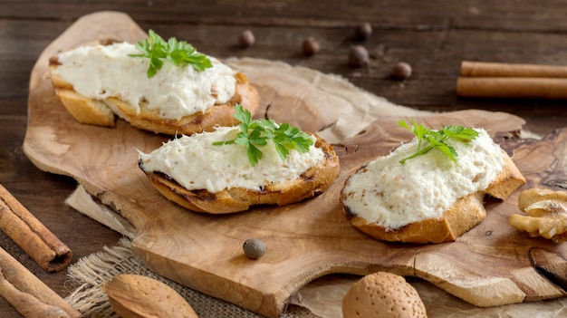 Pane tostato con una mousse di baccalà salata sulla fine di legno su