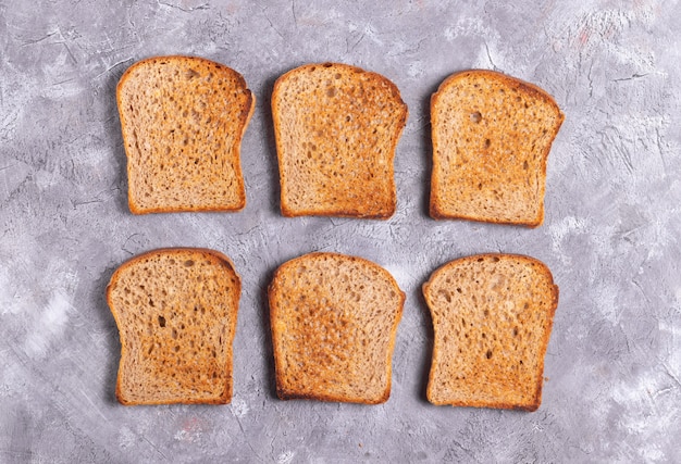 Pane tostato croccante su sfondo grigio