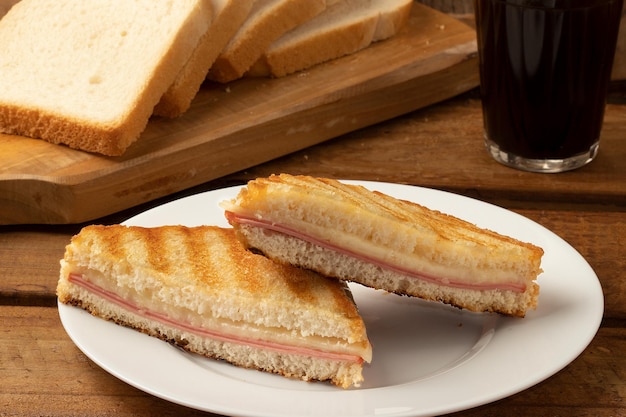 Pane tostato farcito con mortadella e formaggio. Messa a fuoco selettiva