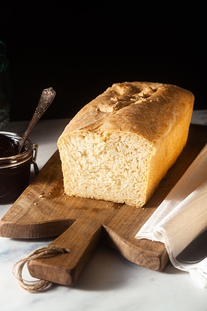 Pane tostato fatto in casa fresco sul tavolo della cucina