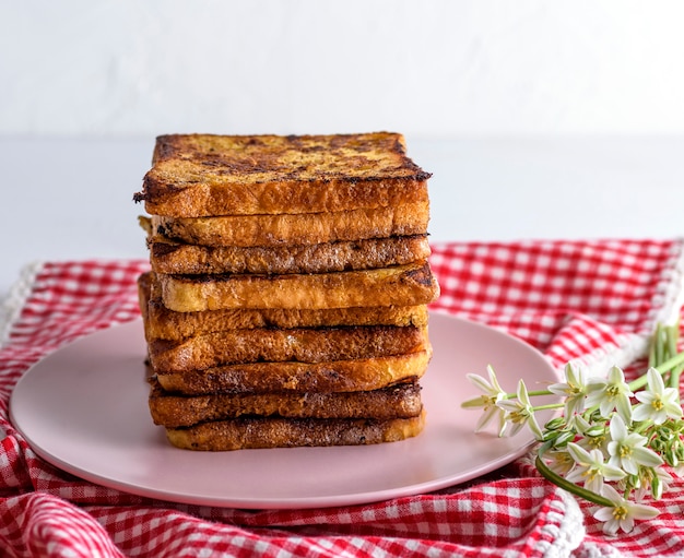 Pane tostato francese fritto sul piatto di ceramica rosa