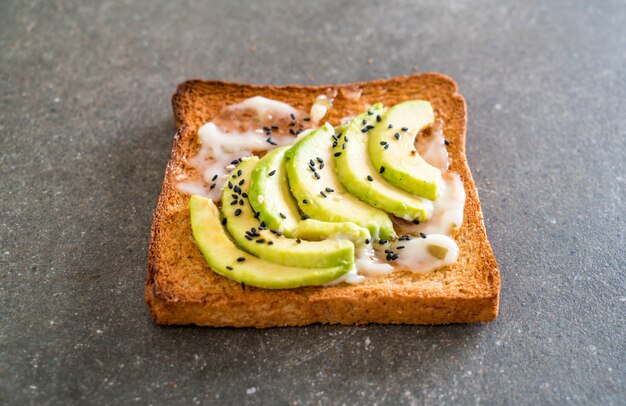 pane tostato integrale con avocado