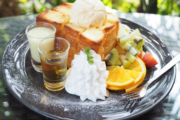 Pane tostato misto di frutta e miele