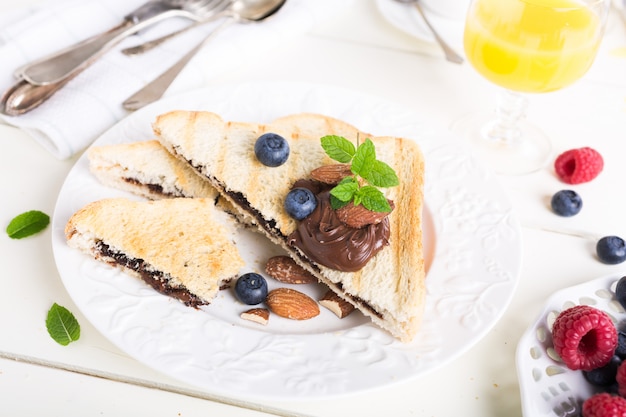 Pane tostato per colazione con pasta di noci di cioccolato