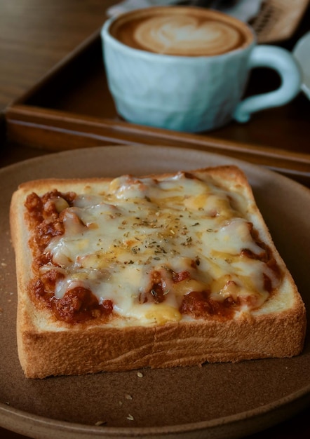 Pane tostato per pizza con sfondo di caffè caldo