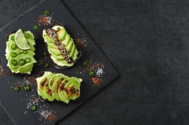 Pane tostato sano all'avocado