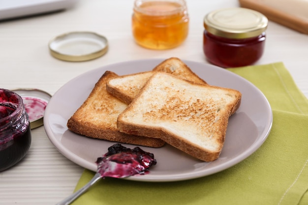 Pane tostato servito con marmellata sul tavolo