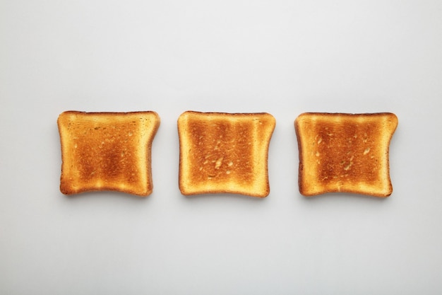 Pane tostato su un grigio.