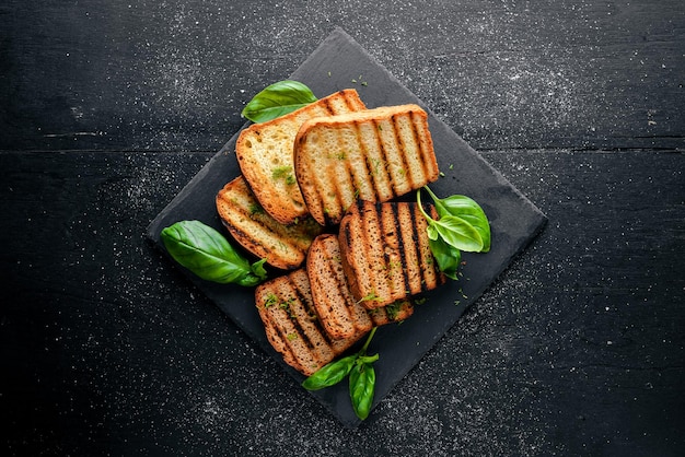 Pane tostato. Su uno sfondo di legno. Recensione superiore. Spazio libero.