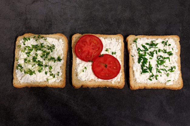 Pane tostato vegano con microgreens su sfondo scuro Il concetto di cibo sano Copy Space