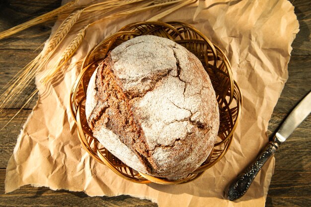 Pane tradizionale appena cotto su un tavolo di legno Pane di segale senza lievito in primo piano Stile rustico Fondo alimentare