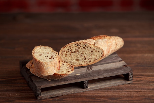 Pane tradizionale appena sfornato su tavola di legno