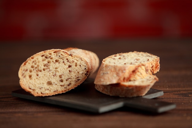Pane tradizionale appena sfornato su tavola di legno