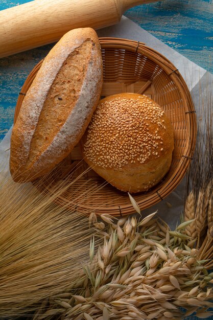 Pane tradizionale appena sfornato su un tavolo di legno