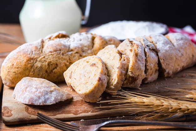 Pane tradizionale appena sfornato sul tavolo di legno Pane di farina d&#39;avena