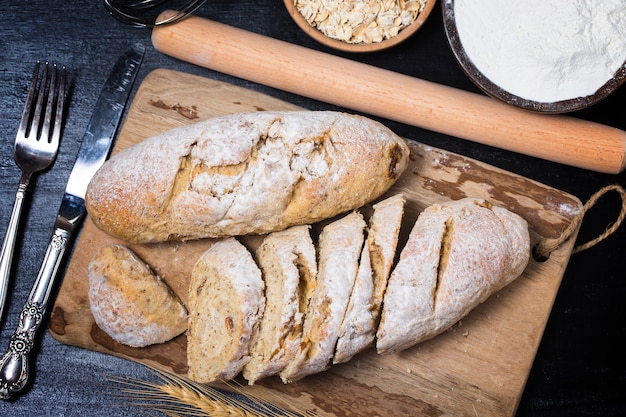 Pane tradizionale appena sfornato sul tavolo di legno Pane di farina d&#39;avena