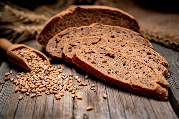 Pane tradizionale appena sfornato sulla tavola di legno. Cibo salutare