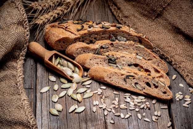 Pane tradizionale appena sfornato sulla tavola di legno