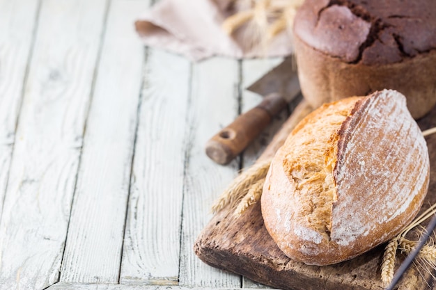 Pane tradizionale fatto in casa appena sfornato su tavola in legno rustico