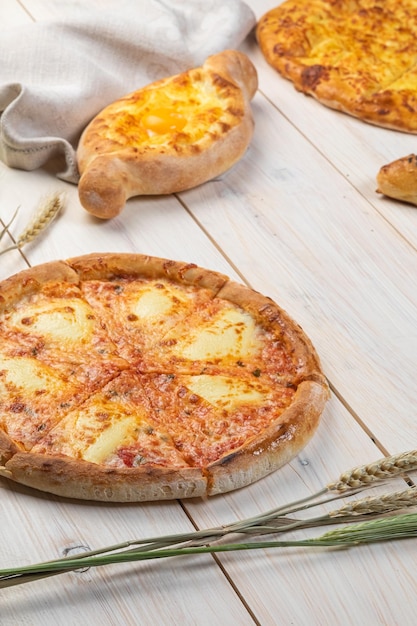 Pane tradizionale georgiano khachapuri sul tavolo Cottura fatta in casa