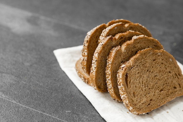 Pane tradizionale pane a lievitazione naturale tagliato a fette su un fondo di legno rustico