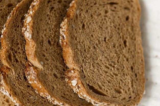 Pane tradizionale pane a lievitazione naturale tagliato a fette su un fondo di legno rustico