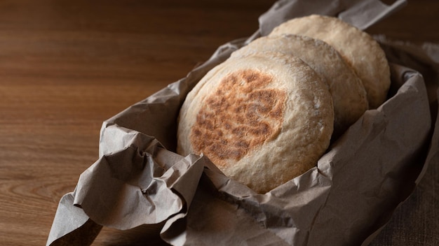 Pane tradizionale portoghese Bolo Do Caco in carta artigianale