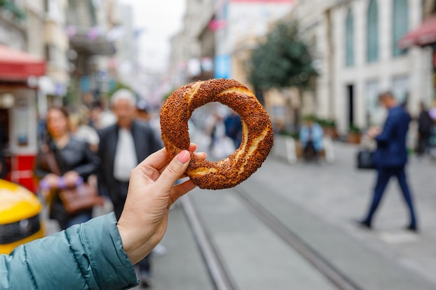 Pane turco simit Bagel tradizionale al forno in Turchia venduto come cibo da strada e consumato con il tè a colazione o pranzo