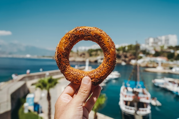 Pane turco simit tradizionale bagel al forno in Turchia venduto come cibo di strada