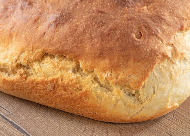 Pane ucraino fatto in casa con farina di grano bianco su un tavolo di legno