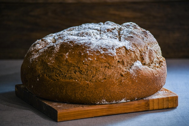 Pane ucraino speciale fatto in casa sul tavolo della cucina e un asciugamano