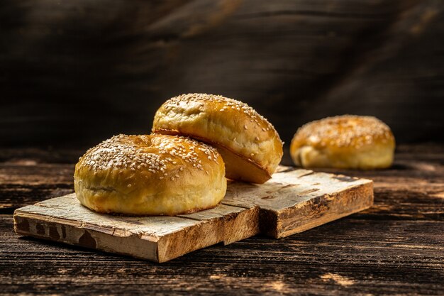 Pane uzbeko nazionale Patyr sullo sfondo di legno