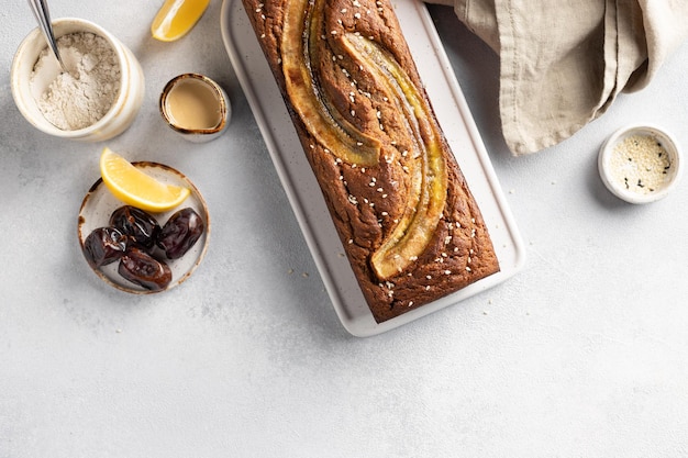 Pane vegano alla banana con ingredienti Concetto di cibo sano