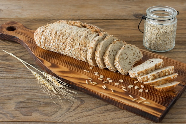 Pane vegano senza glutine e senza prodotti di origine animale. Pane vegetariano con farina d'avena su un tavolo di legno