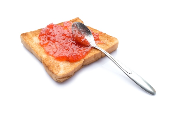 Pane vetrino fatto in casa con marmellata di fragole isolato su sfondo bianco