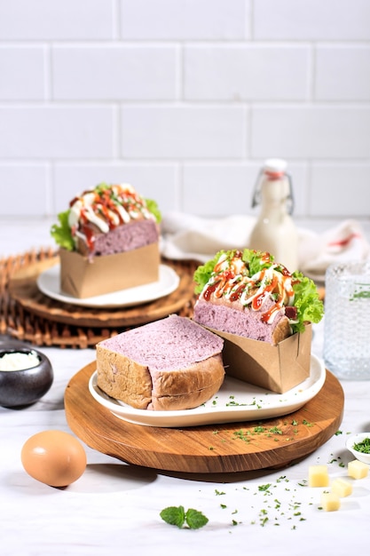 Pane Viola Panino Coreano (Goccia Di Uova) Con Uovo, Lattuga, Maionese, Salsa. Servito con Latte.