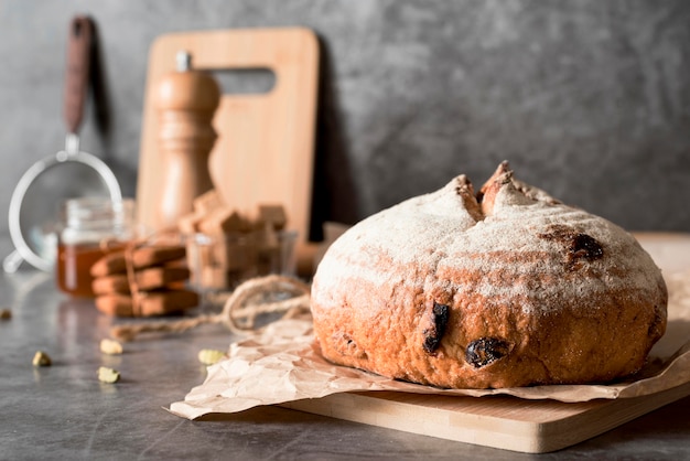 Pane vista frontale con tagliere di frutta pn