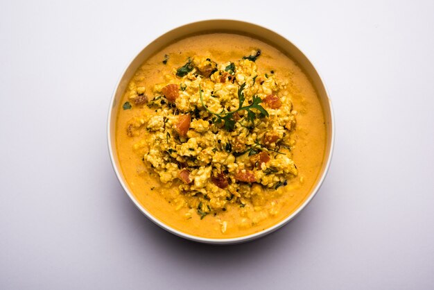 Paneer Bhurji Gravy servito in una ciotola. messa a fuoco selettiva