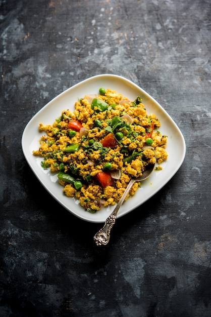 Paneer Bhurji, ricotta leggermente speziata strapazzata e servita con roti o laccha paratha, messa a fuoco selettiva