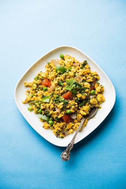 Paneer Bhurji, ricotta leggermente speziata strapazzata e servita con roti o laccha paratha, messa a fuoco selettiva