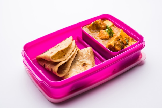 Paneer Butter Masala con Roti in lunch box o tiffin, fuoco selettivo