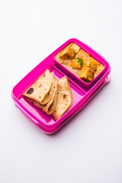 Paneer Butter Masala con Roti in lunch box o tiffin, fuoco selettivo