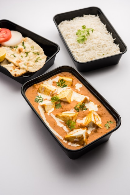 Paneer Butter Masala confezionato in contenitore o scatola di plastica, pronto per la consegna o il ritiro a domicilio