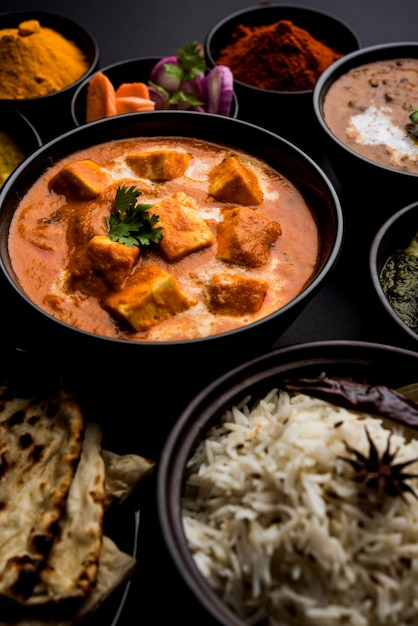 Paneer Butter Masala o Cheese Cottage Curry in una ciotola o padella, servito con o senza roti e riso