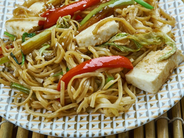 Paneer Curry Noodles, deliziosa ricetta indocinese servita come snack