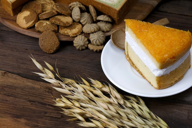 Panetteria, biscotti e torta sul pavimento di legno con bastoncini di riso d&#39;orzo collocato vicino