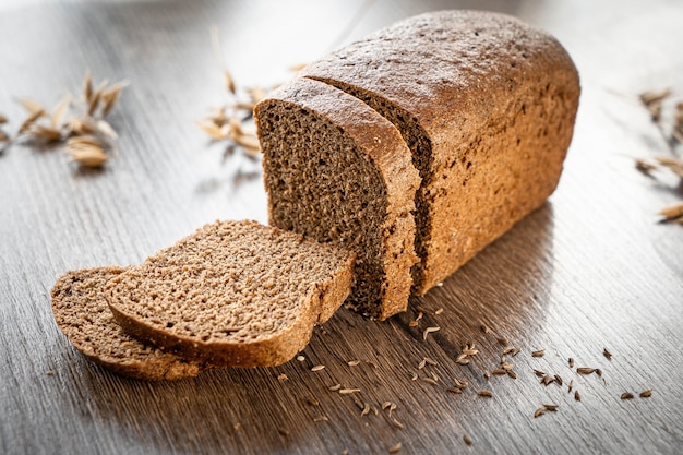 Panetteria di pane fresco sulla tavola di legno